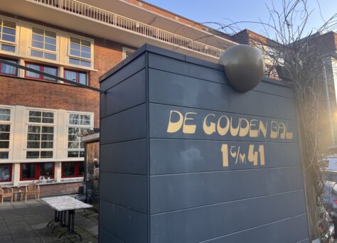 Een grote Gouden Bal markeert de entree van onze Woongemeenschap in Leeuwarden
